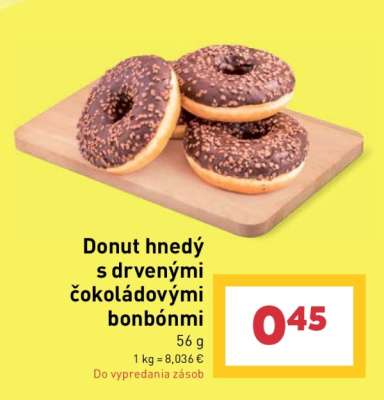 Donut hnedý s drvenými čokoládovými bonbónmi